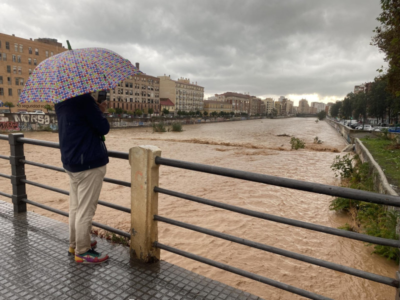 Un hombre observa el aspecto que presenta el río Guadalmedina a su paso por Málaga