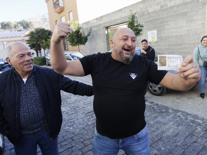 Agraciados con el Gordo de Navidad celebran que el número 88008 en la Administración de Pinos Puentes correspondiente al ‘Primer Premio’ del Sorteo Extraordinario de la Lotería de Navidad, a 22 de diciembre de 2023, en Granada