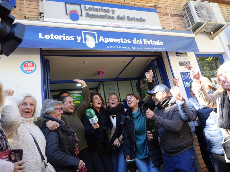 Varios agraciados celebran el la administración de la Gata Blanca de la  AVDA. DE LOS PINOS, 8, de  Dos Hermanas