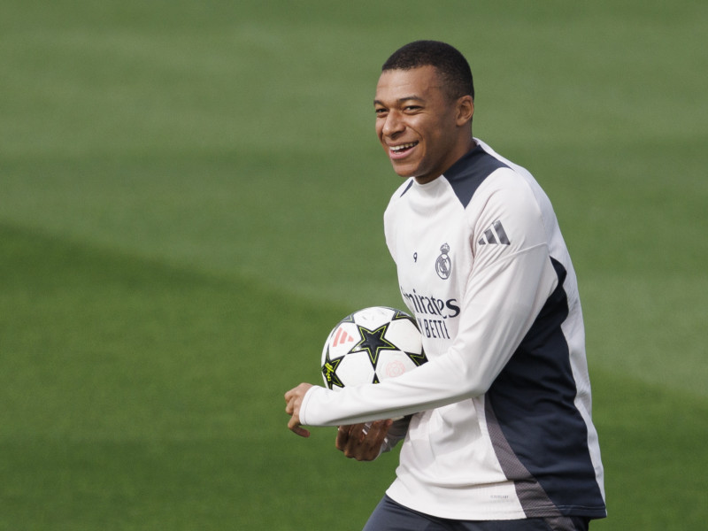 El jugador francés del Real Madrid, Kylian Mbappé, durante el entrenamiento del equipo en la Ciudad Deportiva de Valdebebas, este lunes, para preparar el partido de la cuarta jornada de la Liga de Campeones que mañana disputarán frente al AC Milan en el estadio Santiago Bernabéu de Madrid