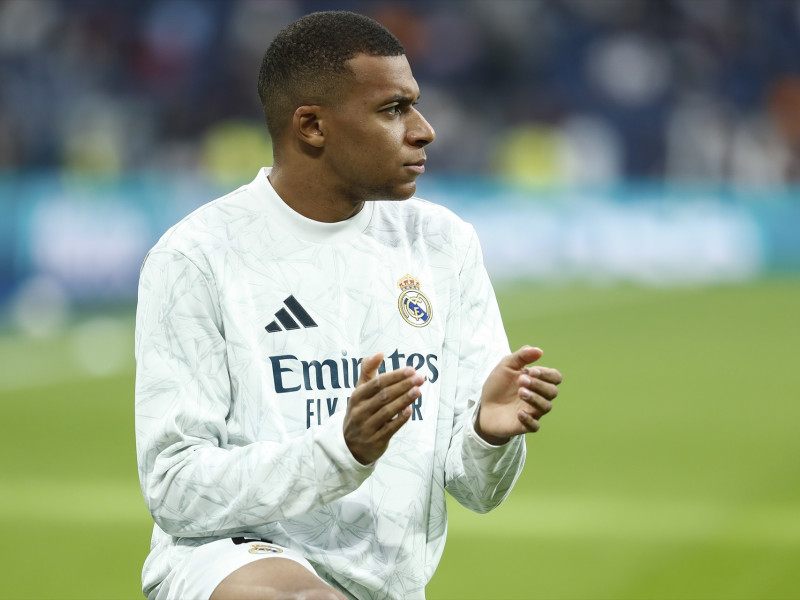 Kylian Mbappé del Real Madrid hace un gesto durante el partido de fútbol de la Liga española, LaLiga EA Sports, disputado entre el Real Madrid y el CA Osasuna en el estadio Santiago Bernabéu el 9 de noviembre de 2024 en Madrid, España