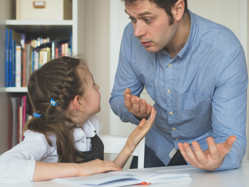 Padre discute con su hija sobre hechos del libro