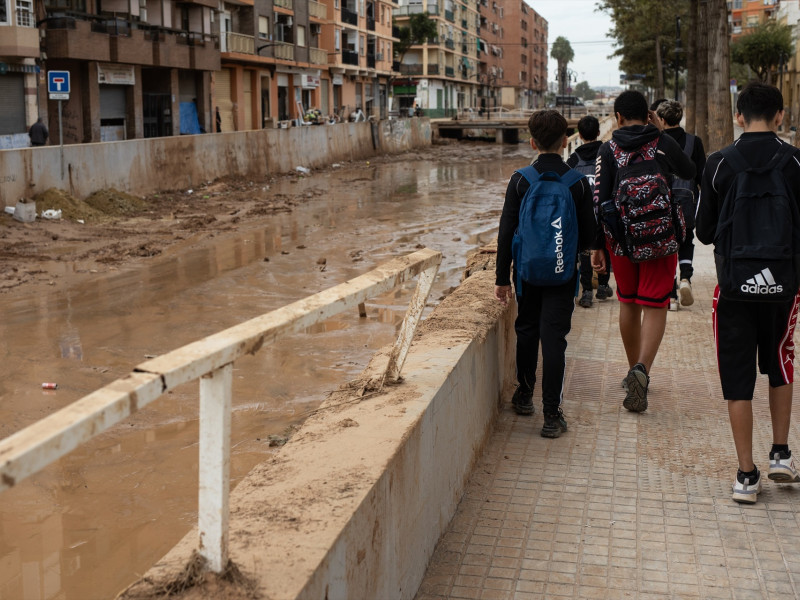 Varios niños pasean por una calle de Aldaia tras salir del colegio