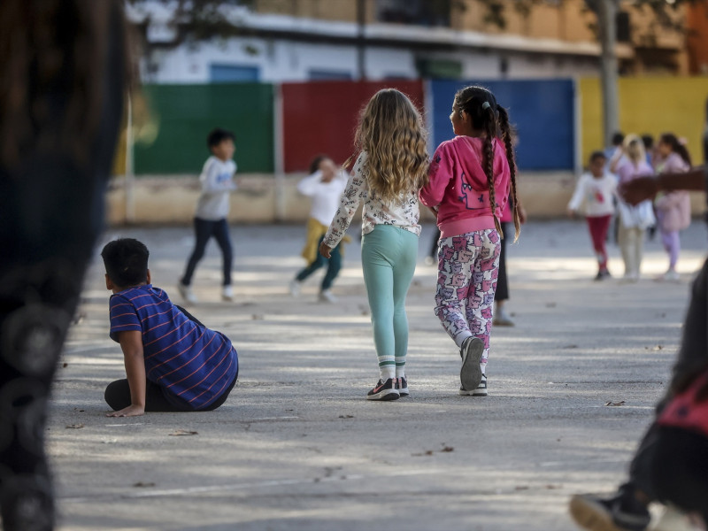 Varios niños vuelven a las clases en el Colegio de Amparo Albau en el día 13 tras el paso de la DANA por Valencia