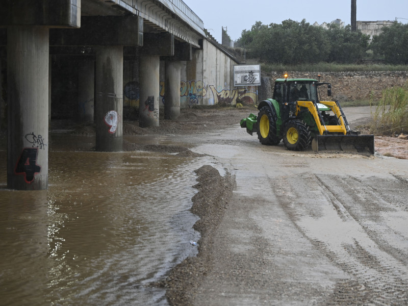 Una excavadora trabaja en el puente del río Seco en Benicarló, provincia de Castellón