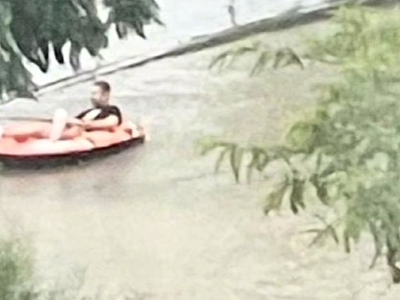 Una persona en canoa tras las inundaciones de Málaga