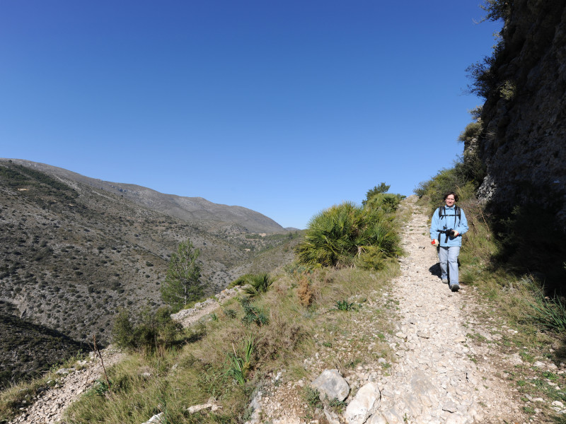 Mujer caminante por el sendero mozárabe, cerca de Benimaurell, Vall de Laguart, provincia de Alicante, Valencia, España