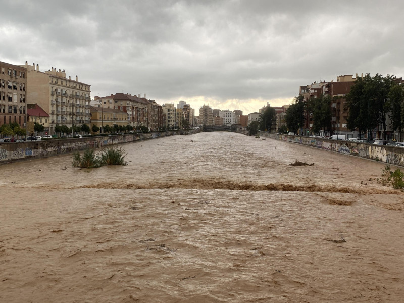 Aspecto que presentaba el río Guadalmedina a su paso por Málaga este miércoles