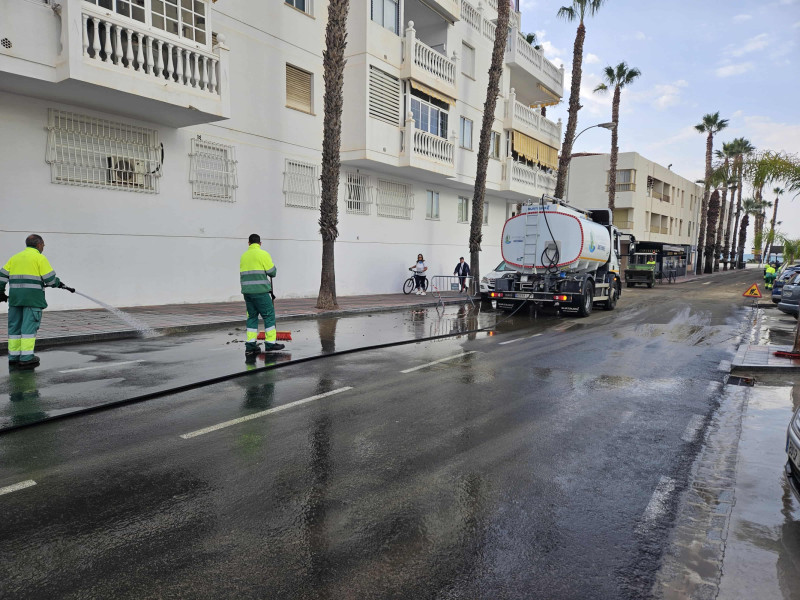 Operarios limpiando la calle Guadix