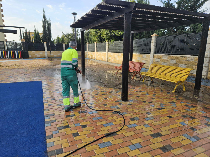 Limpieza de parque infantil en el P-4