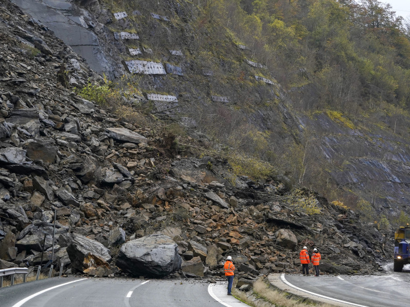 Varios operarios junto a las rocas