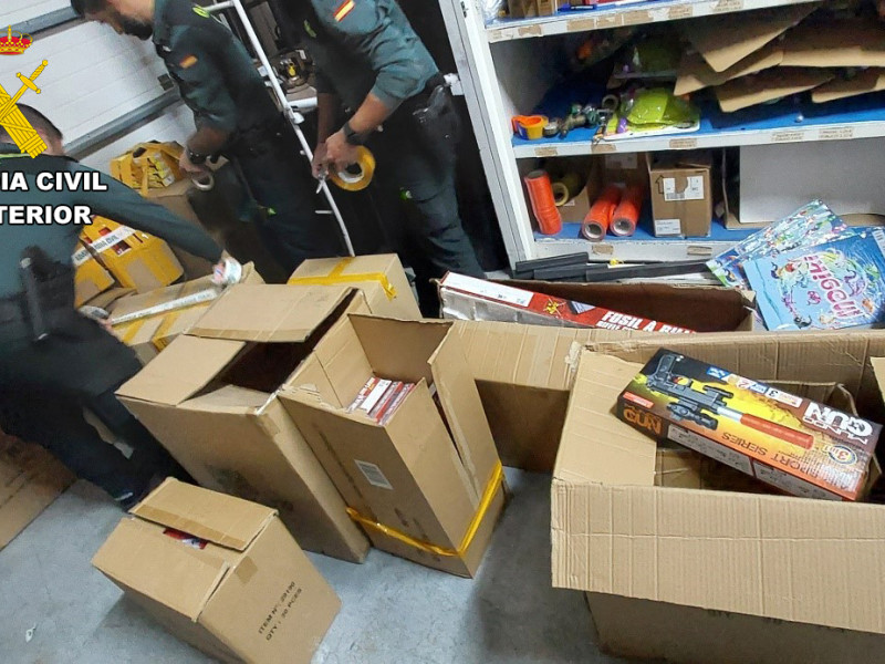 La Guardia Civil decomisa miles de juguetes peligrosos en un comercio de Torredelcampo