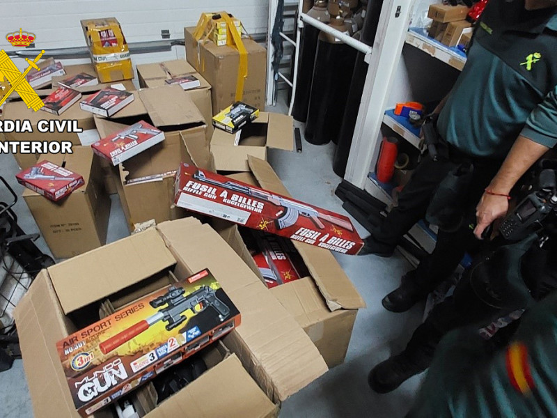 La Guardia Civil decomisa miles de juguetes peligrosos en un comercio de Torredelcampo