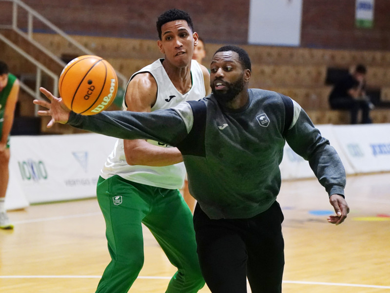 Tyson Pérez pelea con Ejim por un balón