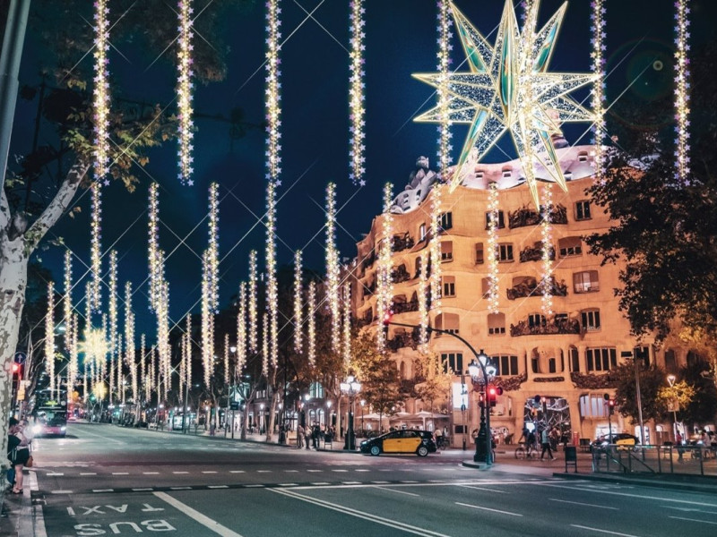 19/10/2022 El alumbrado de Navidad del paseo de Gràcia de Barcelona incorpora la estrella de la Sagrada Familia..

El alumbrado de Navidad del paseo de Gràcia de Barcelona se configurará con estrellas de dos metros de diámetro en 3 dimensiones inspiradas en la estrella de la torre de la Virgen María de la Sagrada Familia.

POLITICA CATALUÑA ESPAÑA EUROPA ESPAÑA EUROPA EUROPA BARCELONA CATALUÑA ESPAÑA SOCIEDAD ECONOMIA
ASSOCIACIÓ PASSEIG DE GRÀCIA