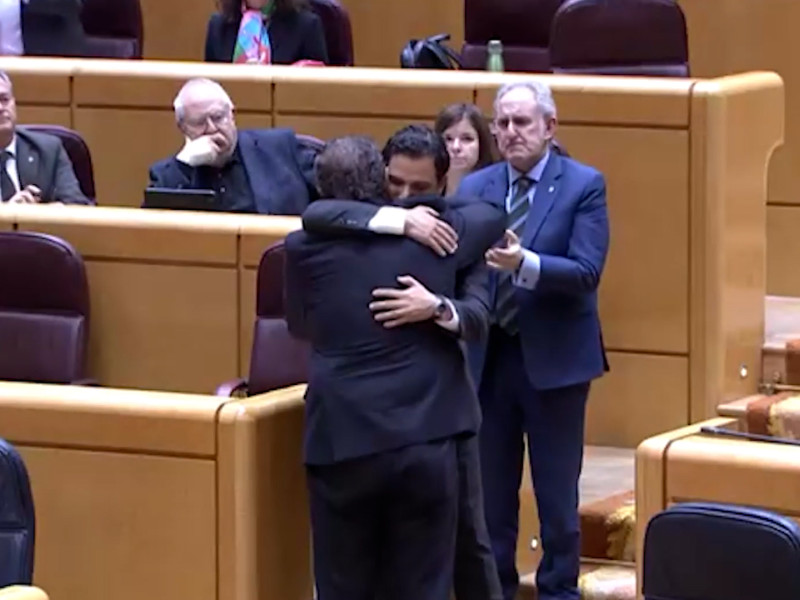 Momento del abrazo entre los senadores del PP y PSOE