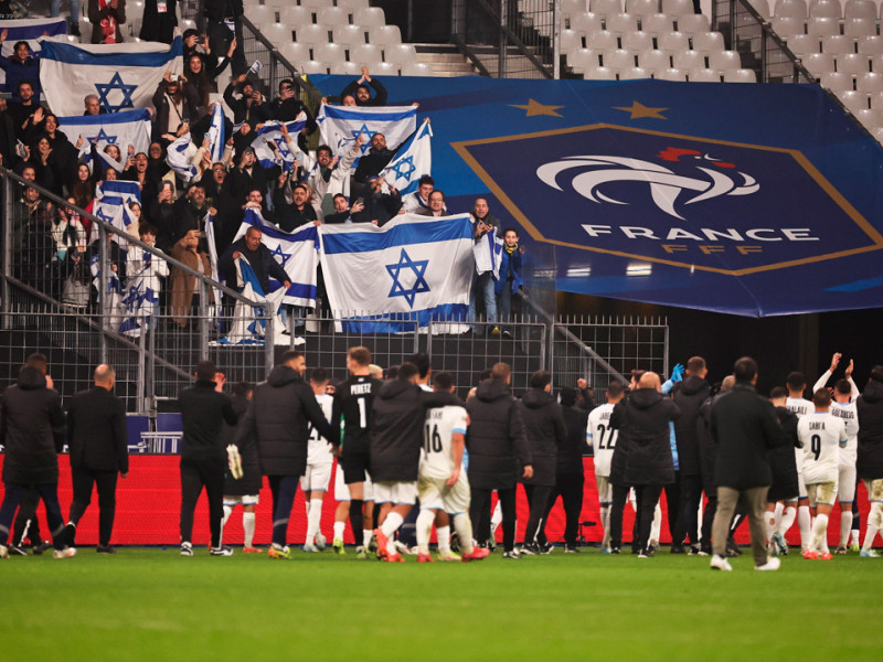 Los jugadores de la selección de Israel saludan a los aficionados israelíes en Saint Dennis tras el Francia - Israel