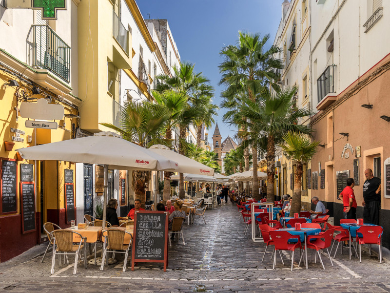 Escena callejera colorida en Cádiz, España