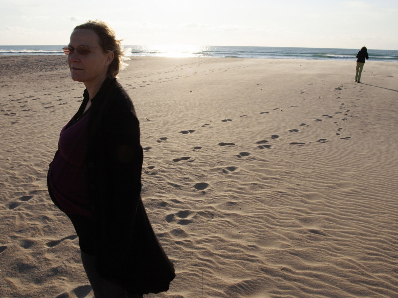 Mujer embarazada en una playa, Conil de la Frontera, España