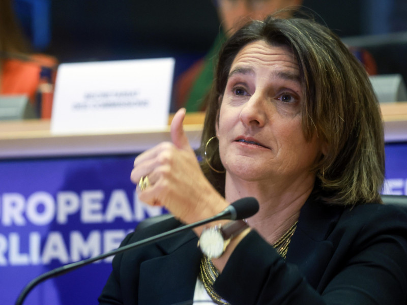 La vicepresidenta ejecutiva designada de la Comisión Europea para una transición limpia, justa y competitiva, Teresa Ribera, hace un gesto mientras asiste a su audiencia de confirmación ante las comisiones del Parlamento Europeo en Bruselas, Bélgica, el 12 de noviembre de 2024