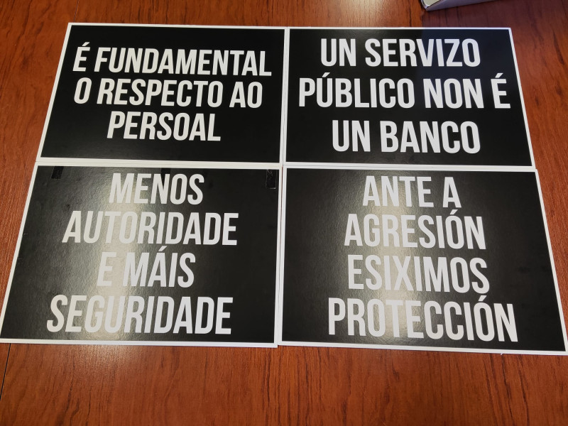 Algunos de los carteles que llevaron los representantes de los funcionarios y trabajadores públicos