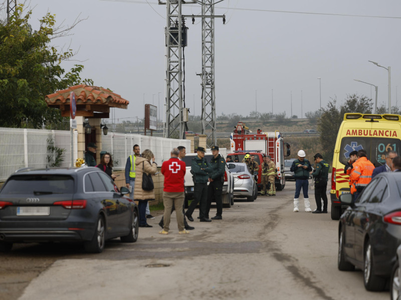 Servicios de emergencia a las puertas de la residencia de mayores 'Jardines de Villafranca' en Villafranca de Ebro (Zaragoza)