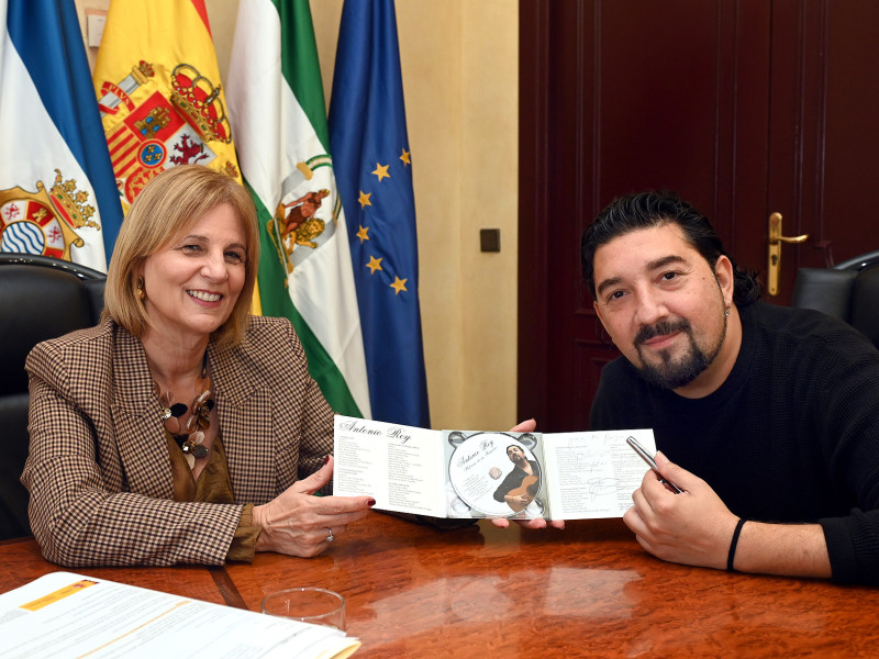 La alcaldesa de Jerez, María José García-Pelayo, con el guitarrista Antonio Rey