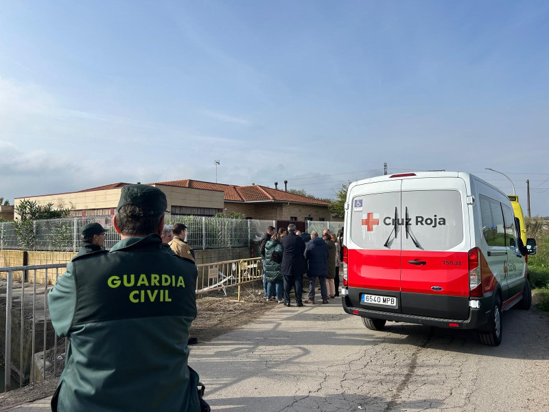 Ambulancia de Cruz Roja a las puertas de la residencia de ancianos.