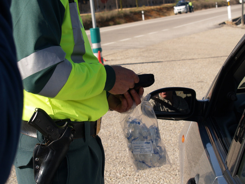 Un agente de la Guardia Civil durante un control de alcoholemia