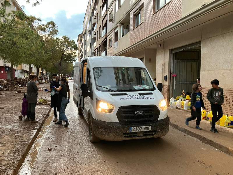 AGS realizando los repartos mano a mano entre los afectados por la DANA