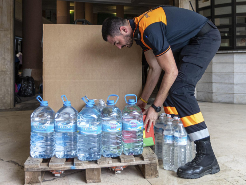 Un voluntario de Protección Civil, en la antigua estación de autobuses de Logroño, con agua embotellada para Valencia