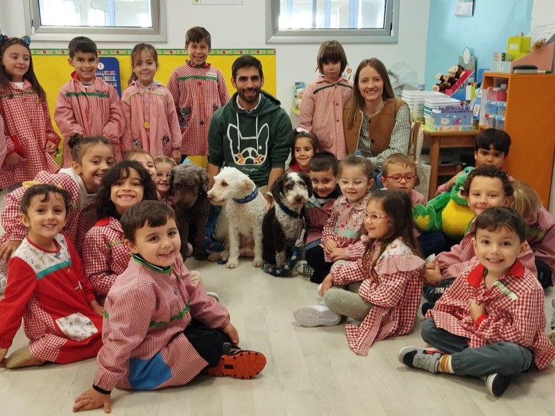 Tuco y Ponga visitan un colegio