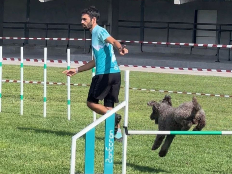 Diego Arbesú entrenando a un perro de agua