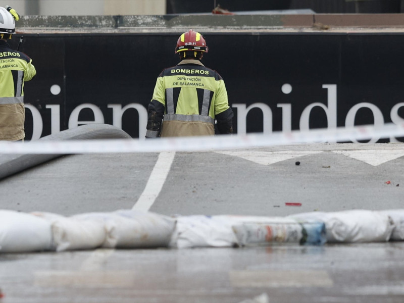 Bomberos de Salamanca, en la entrada del parking del centro comercial de Bonaire (Valencia), tras confirmar la Policía que no había cuerpos