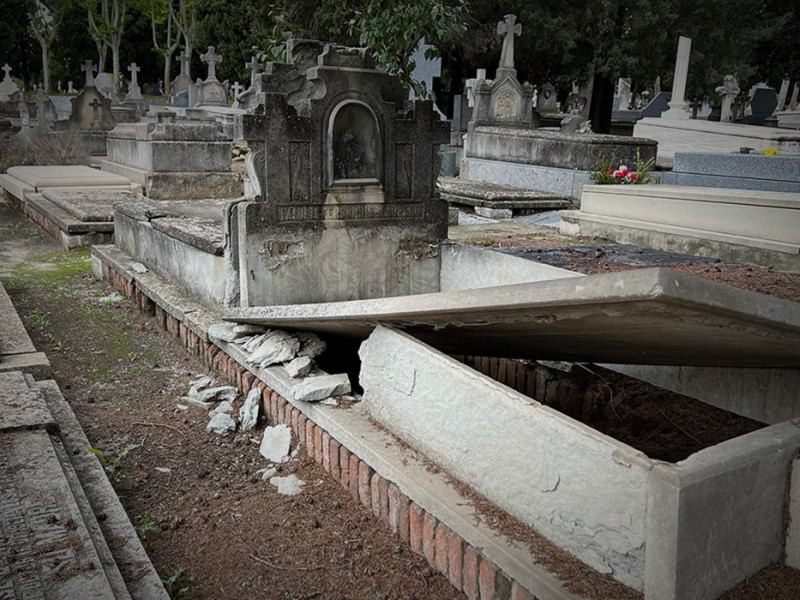 Lápidas antiguas en un cementerio