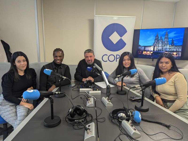 Cuatro de los participantes en el encuentro de personas adoptadas en los estudios de COPE Santiago