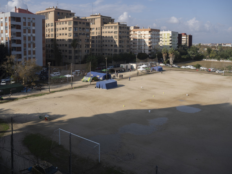 Varios voluntarios en el campo de fútbol de Benimaclet