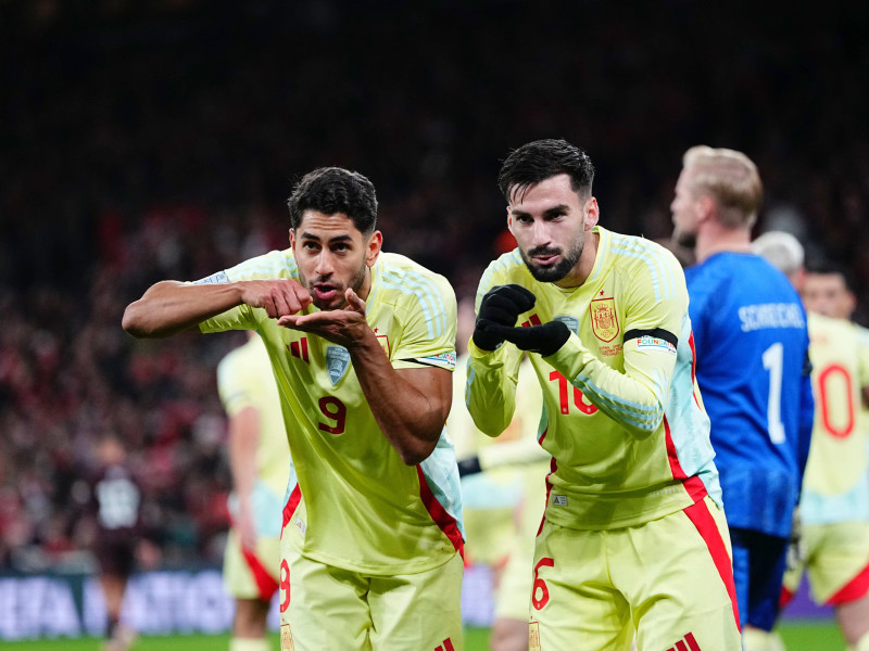 Ayoze celebra su gol contra Dinamarca junto a Baena