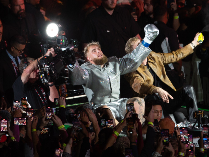 Jake Paul celebra el triunfo ante Tyson