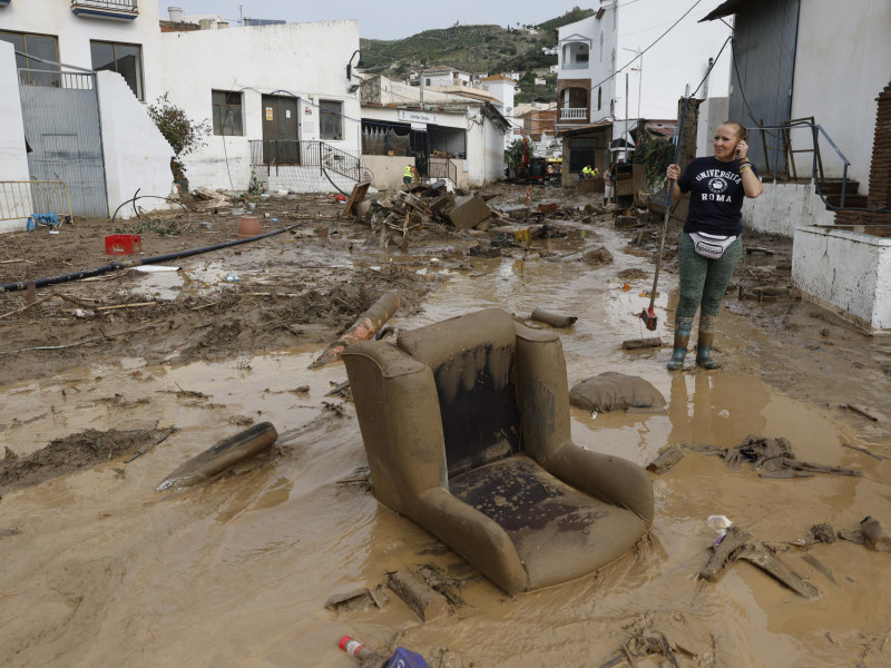 Labores de limpieza en la localidad malagueña de Benamargosa