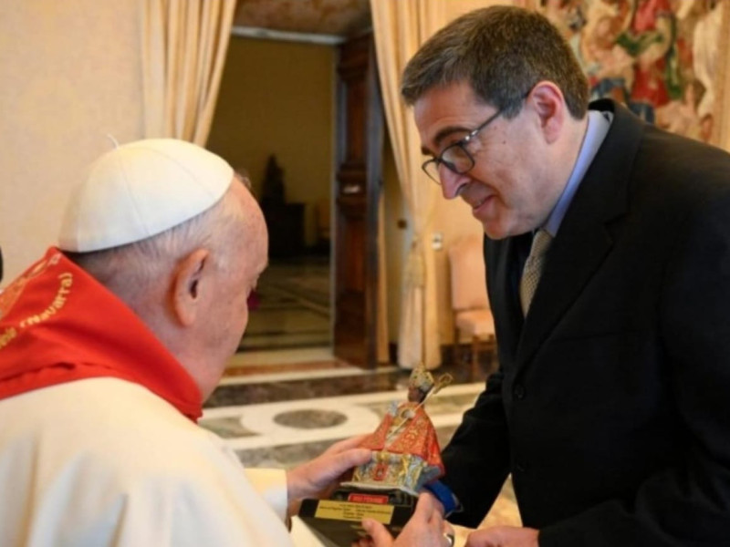 El Papa recibe en nombre de la Diócesis un pañuelo personalizado y una imagen de San Fermín