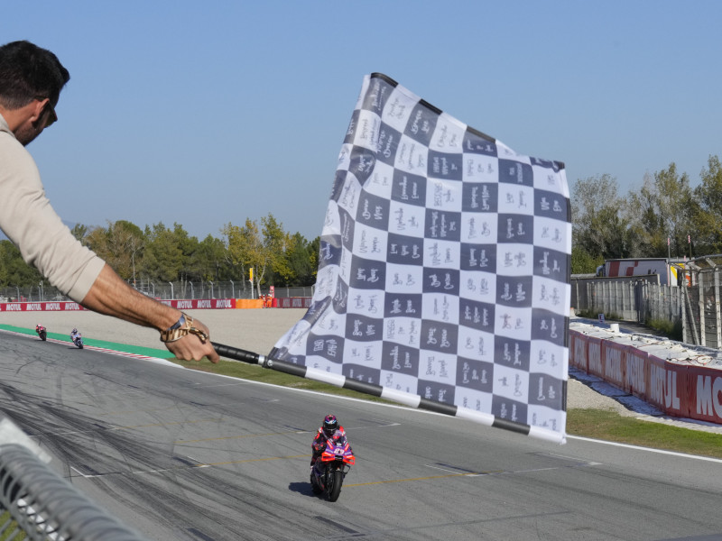 Bandera de cuadros para Jorge Martín