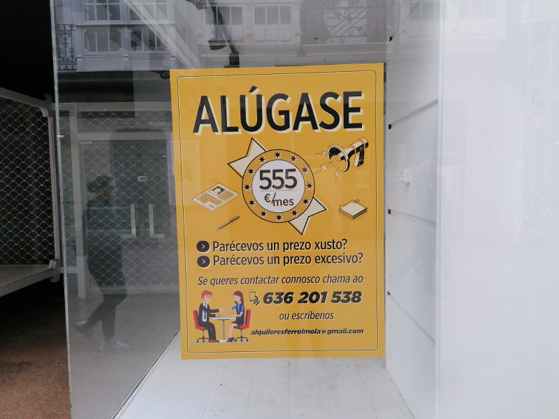 Cartel en el escaparate en el establecimiento de la calle Real de Ferrol