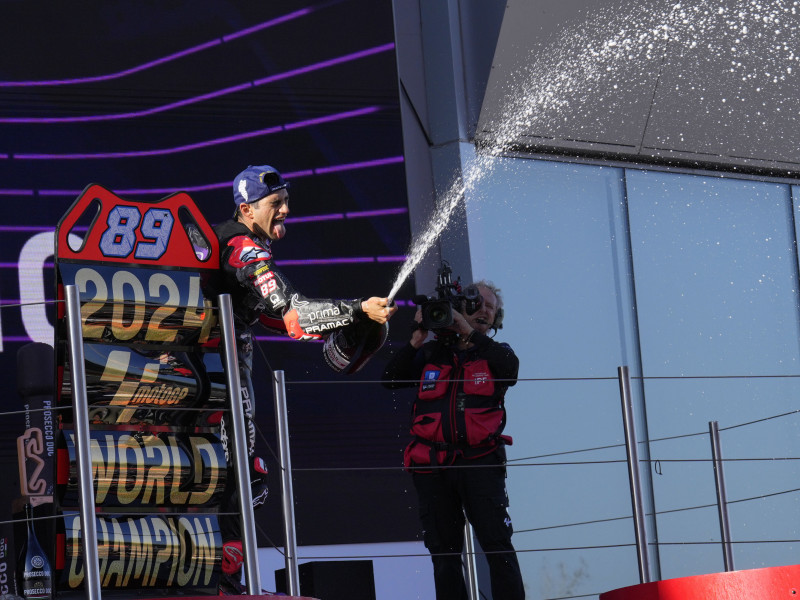 El español Jorge Martín celebra su conquista del Campeonato del Mundo al quedar tercero en el Gran Premio Barcelona Solidaridad de MotoGP