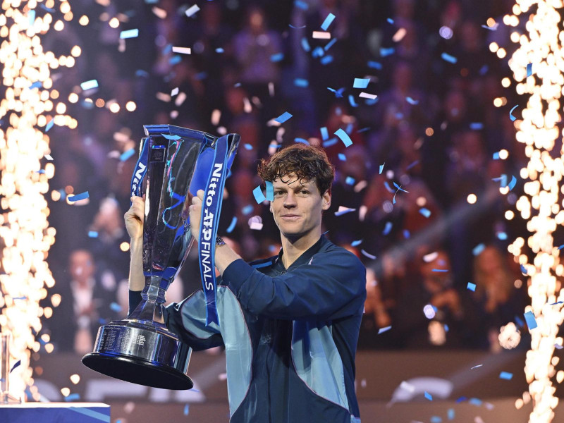 Turin (Italy), 17/11/2024.- Jannik Sinner of Italy celebrates with his trophy after winning against Taylor Fritz of the USA during their final match at the ATP Finals in Turin, Italy, 17 November 2024. (Tenis, Italia) EFE/EPA/Alessandro Di Marco