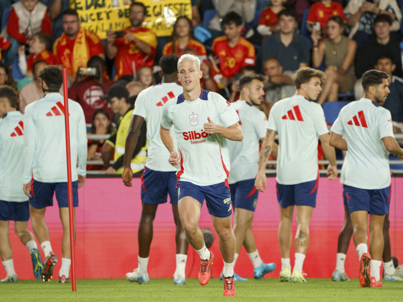 Los jugadores de España se ejercitan en el Heliodoro Rodríguez López.