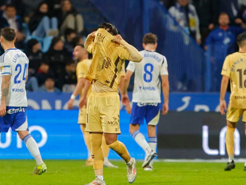 Kevin Medina abandona con indignación el terreno de juego tras ser expulsado del Zaragoza - Málaga