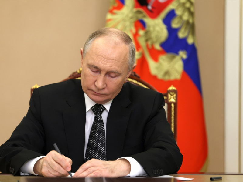 El presidente ruso, Vladimir Putin, firma el documento que lanza oficialmente el rompehielos nuclear de clase Arktika Chukotka, durante una ceremonia remota desde el Kremlin