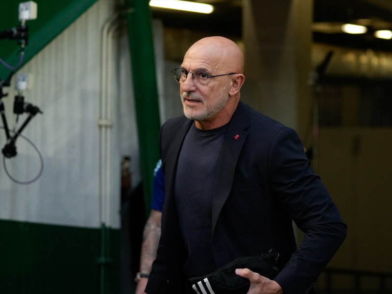 Luis de la Fuente, entrenador de España, observa durante el partido del Grupo A4 de la Liga A de la UEFA Nations League 2024/25 entre España y Serbia en el estadio Nuevo Arcángel el 15 de octubre de 2024 en Córdoba, España.