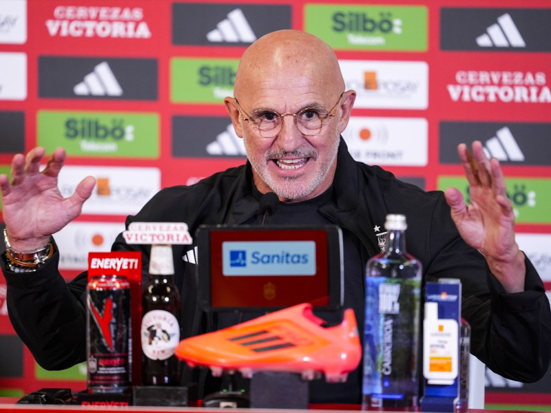 Luis de la Fuente, entrenador de España, asiste a la conferencia de prensa previa al partido de la Liga de Naciones de la UEFA entre España y Serbia en el Estadio Nuevo Arcángel el 14 de octubre de 2024 en Córdoba, España